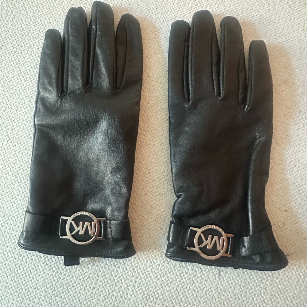 Michael Kors Genuine Leather gloves 
Silver Metal Logo
Polyester Lining
Black